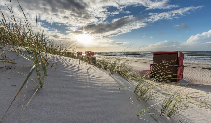 Blick über den Strand aufs Meer